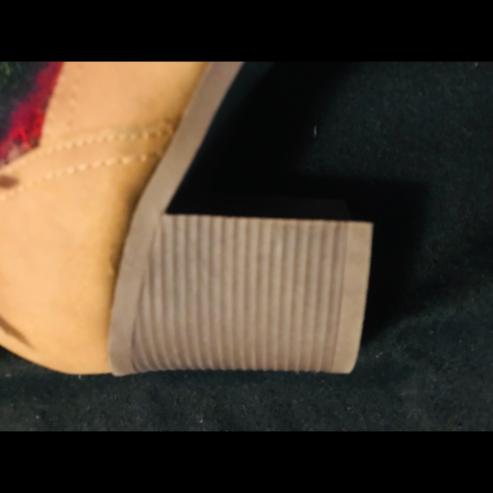 Women’s size 7.5 boot with heel. - Picture 3 of 5